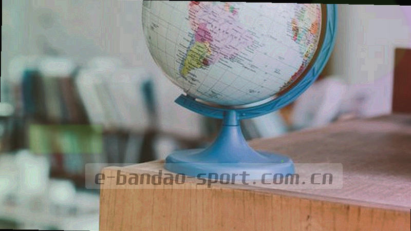 球场俯瞰，场地上有数据点叠加